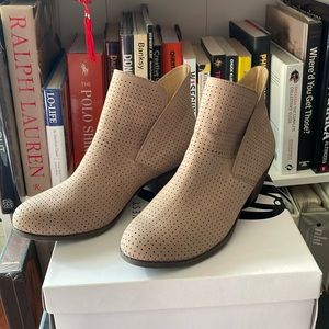 Me Too Booties (women’s 9.5/mens 8)